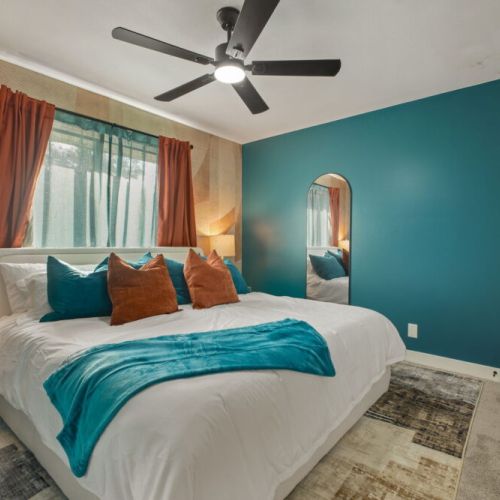 Stylish 4th bedroom with queen size bed