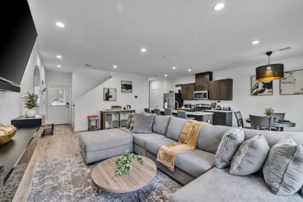 Modern New Build Home | Yard BBQ Games Desks WiFi