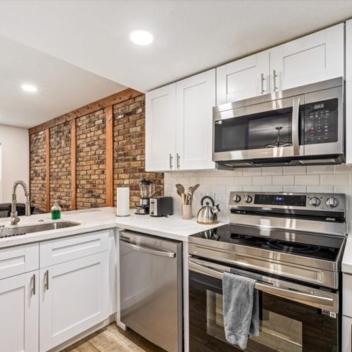 Fully equipped kitchen with high quality granite countertops.