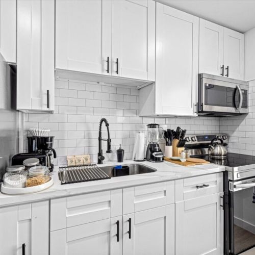 Fully equipped kitchen with high quality granite countertops.