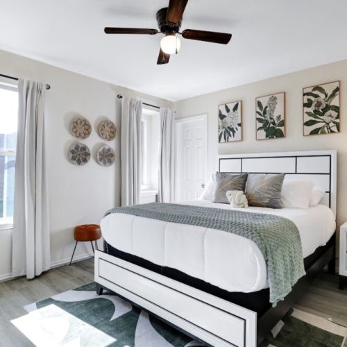 3rd bedroom with queen size bed.