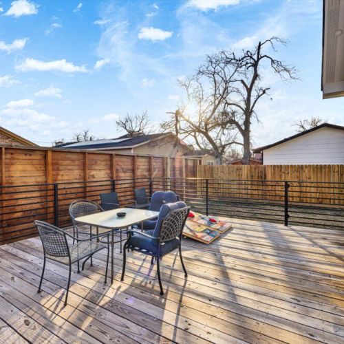 Take advantage of our charming outdoor deck, perfect for soaking up the sunshine alongside your beloved pets!