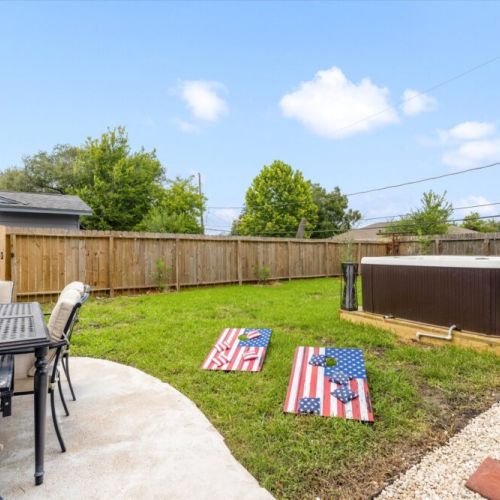 Enjoy with all the family a peaceful dinner on the cozy patio, then relax in the inviting hot tub or play a fun game of cornhole!