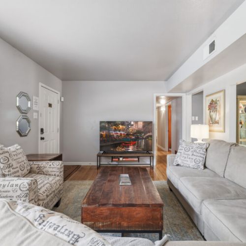 Spacious and full of natural light. Perfect for big groups!