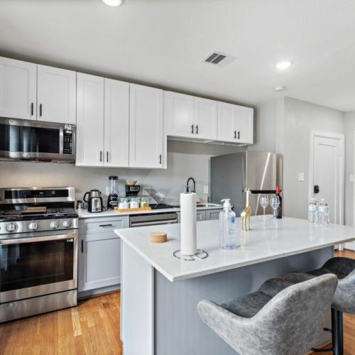 Fully equipped kitchen with high quality granite countertops.