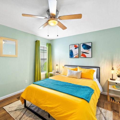 3rd bedroom with queen size bed.