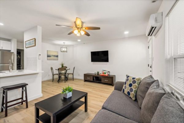 Cozy Apt Near Midtown + Montrose | Desk Games WiFi