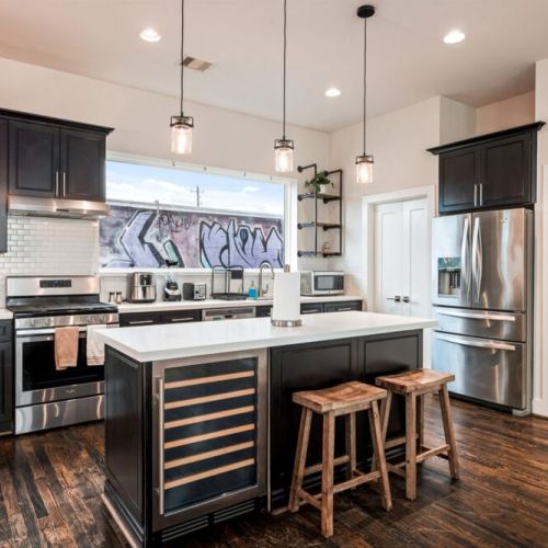 Fully equipped kitchen with high quality granite countertop.