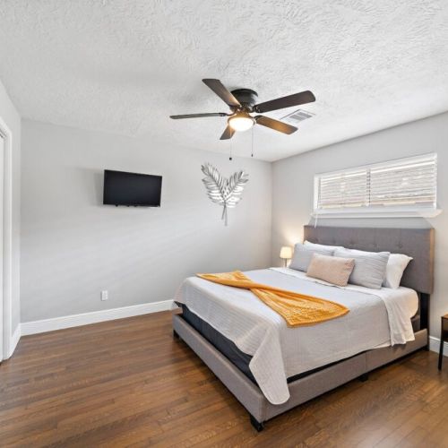 2nd bedroom with queen size bed.