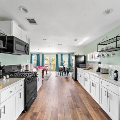 Fully equipped kitchen with high quality granite countertops.