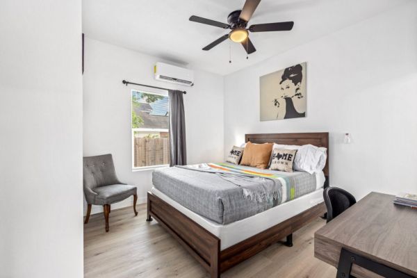 Apt Near Downtown | Desk WiFi TVs | Games | Pets