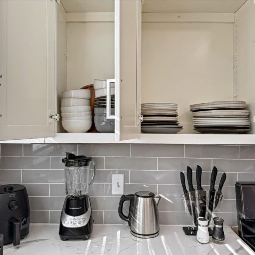 Air fryer, blender and kettle included.