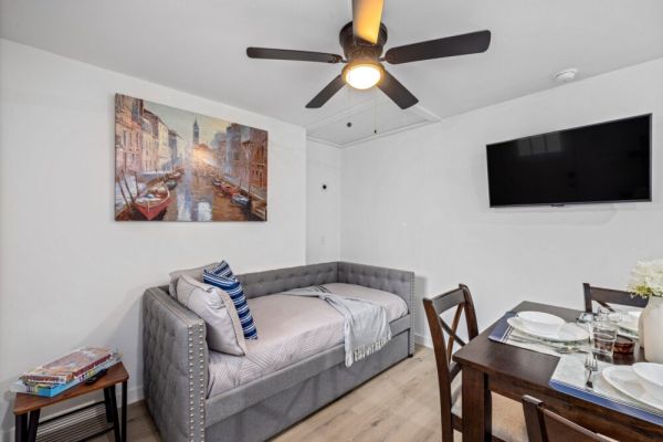 Downtown + Heights Flat | Games | TVs WiFi | Pets