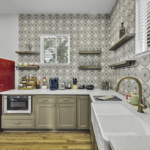 Fully equipped kitchen with high quality granite countertop.
