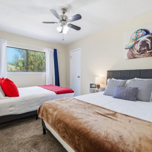 2nd bedroom with 2 queen size beds.