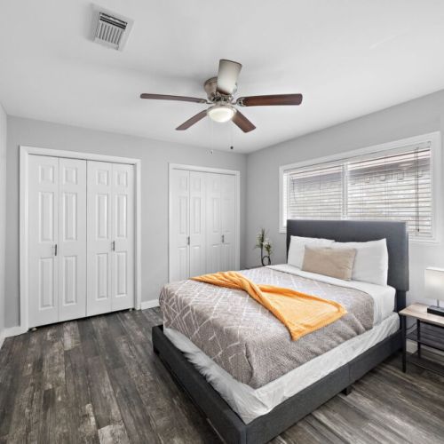 2nd bedroom with queen size bed.