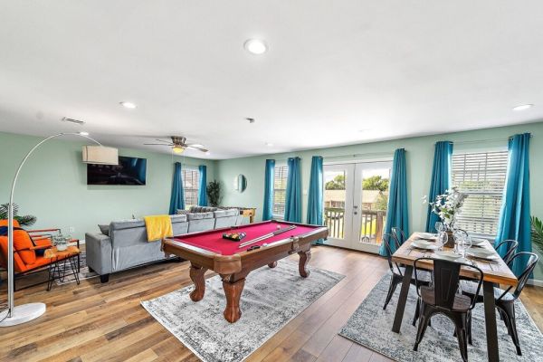 Nr Beach + Pier Oasis | Games | Yard BBQ | Pet Ok