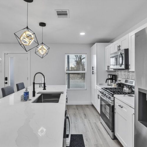 Fully equipped kitchen with high quality granite countertops.