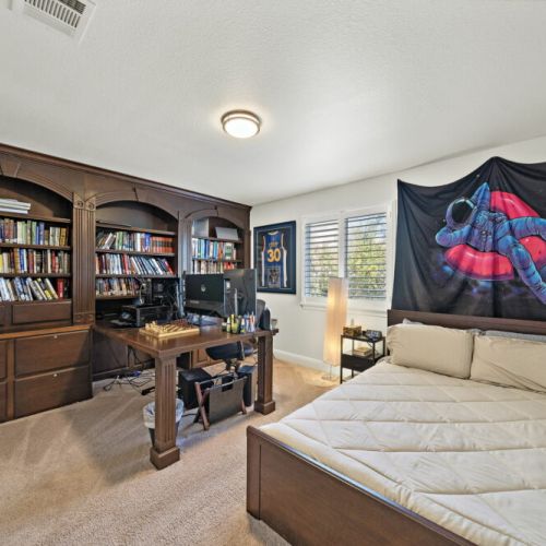 2nd bedroom with queen size bed