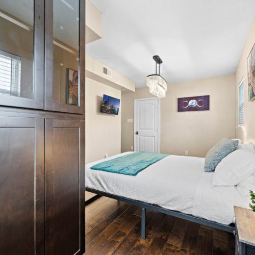 5th bedroom with queen size bed.