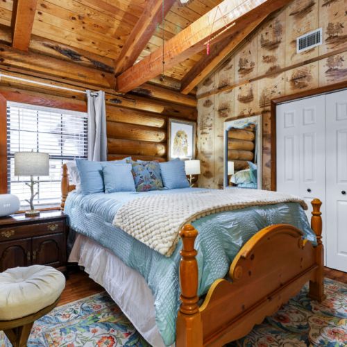 3rd bedroom with queen size bed.