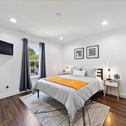 3rd bedroom with queen size bed.