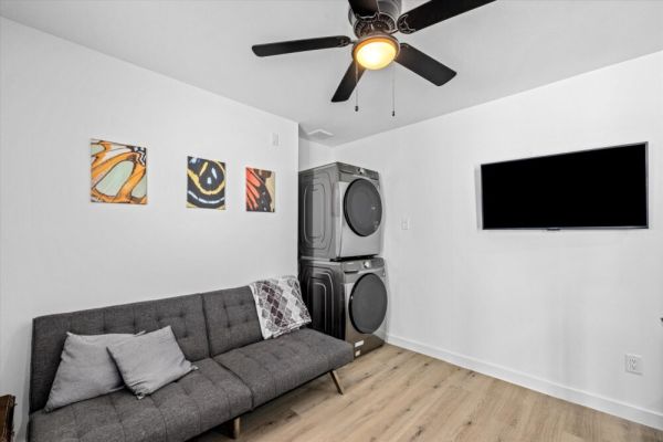 Apt Nr Downtown + Midtown | Games WiFi TV | Pets