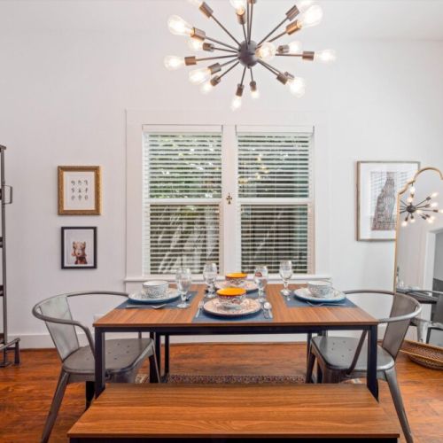 Charming dining table that sits 6 with full tableware and silverware included.