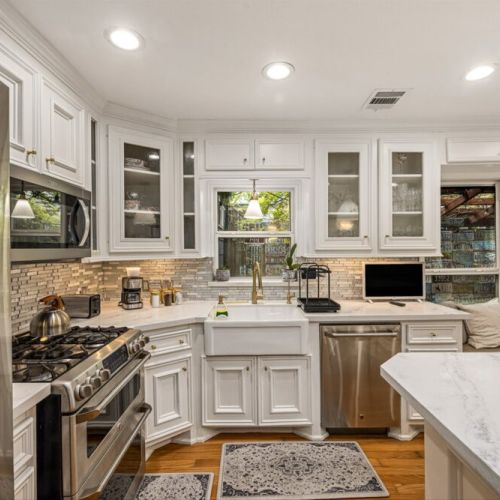 Fully equipped kitchen with high quality granite countertops.