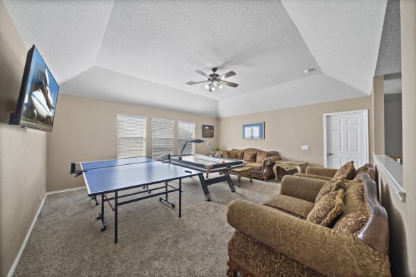 Katy Retreat | BBQ Yard | Game Room | Sleeps 16