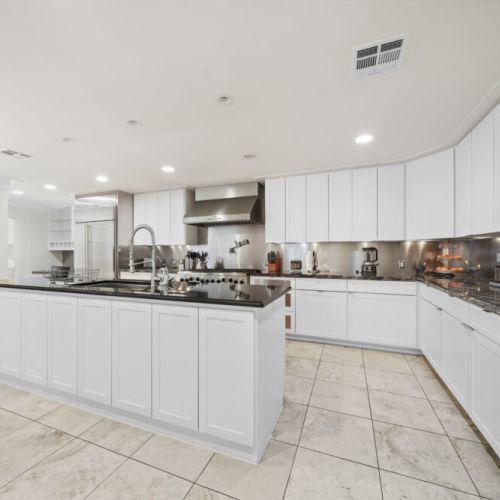 Fully equipped kitchen with high quality granite countertops.