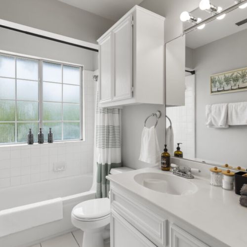 2nd full bathroom is fully stocked with all you need.