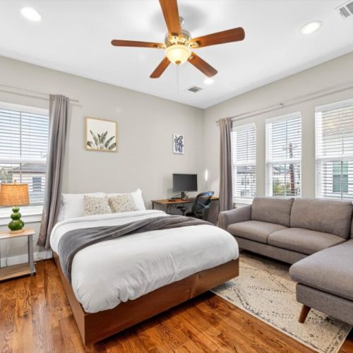 2nd bedroom with queen size bed.