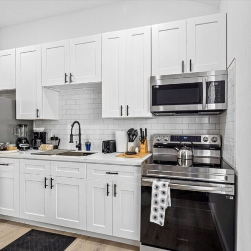Fully equipped kitchen with high quality granite countertops.