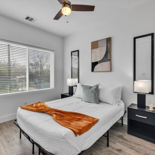 2nd bedroom with queen size bed.