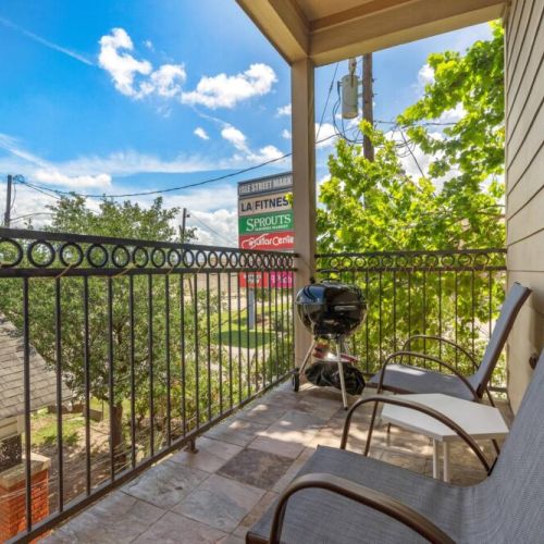 Enjoy a nice barbecue with a nice view.