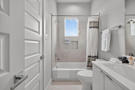 2nd full bathroom is fully stocked with all you need. 