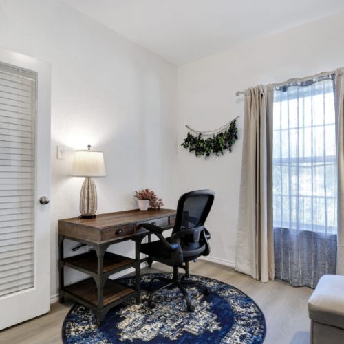 Do you need to finish some work? No problem, we got you covered! We have a full office with a workstation + 1 ergonomic chair