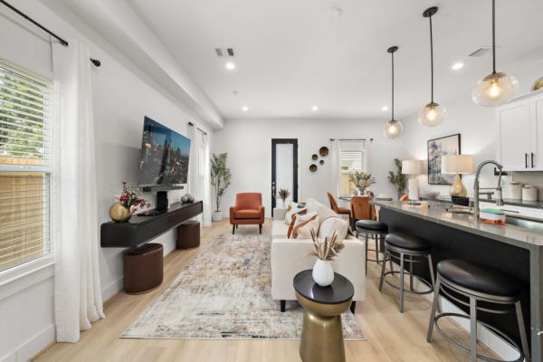 Near DT & Med Center Townhouse | WiFi Games Pets