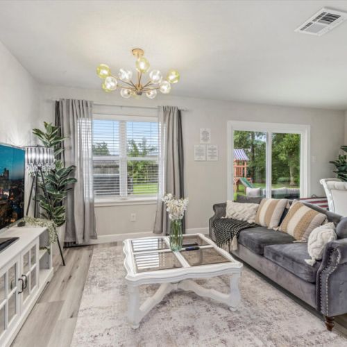 Perfectly designed to accommodate all your family and friends comfortably.Direct access to the backyard.