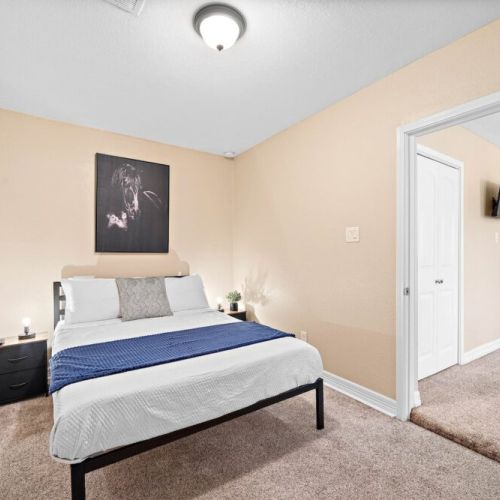 2nd bedroom with queen size bed.