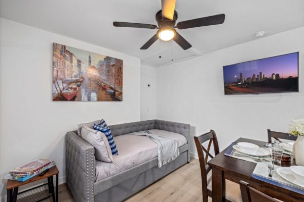 Downtown + Heights Flat | Games | TVs WiFi | Pets