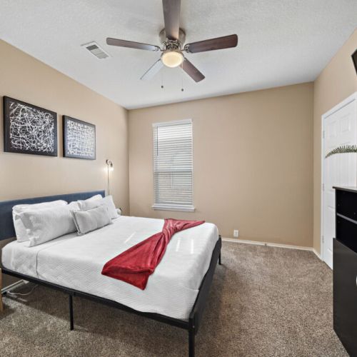 2nd bedroom with queen size bed.