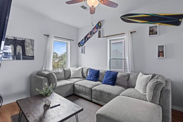 Heights Apt Nr Downtown | Terrace Yard Desk WiFi