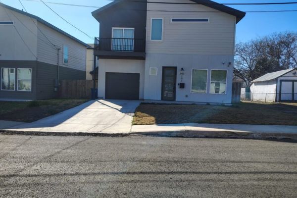 SA Modern Home Nr River Walk + DT | BBQ Yard Games