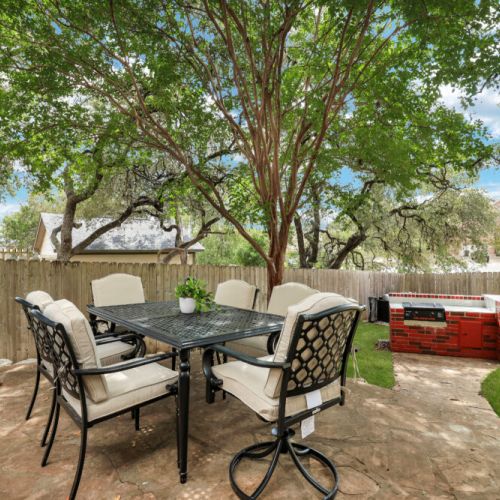 Enjoy with all the family a peaceful dinner on the cozy backyard, then relax in the inviting hot tub