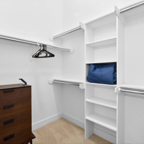 Equipped walk-in closet