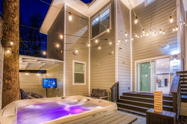Stylish 6BR/5BA, DT, Hot Tub, Games, Sleeps 20+