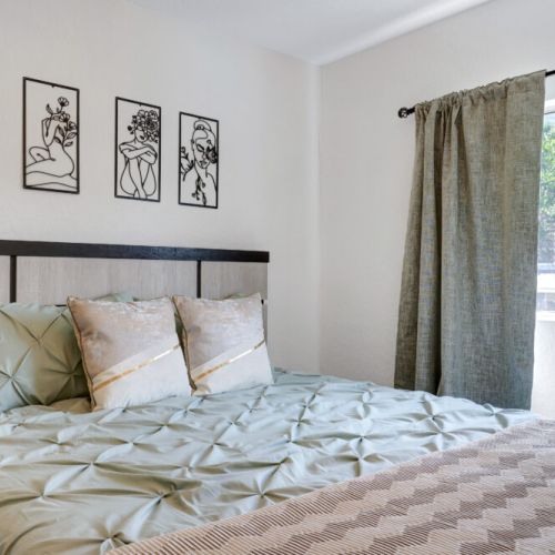 3rd bedroom with queen size bed.