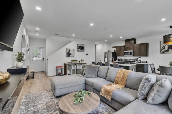 Modern New Build Home | Yard BBQ Games Desks WiFi